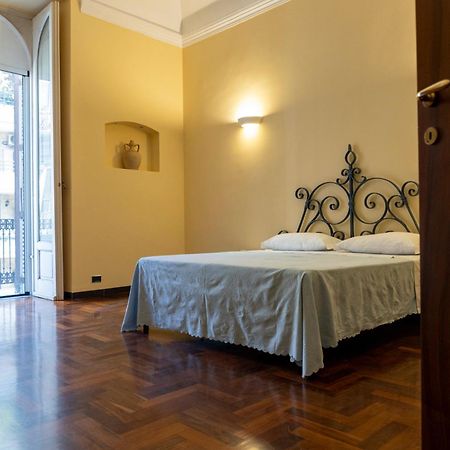Apartamento Sulla Via Del Teatro Bari Exterior foto